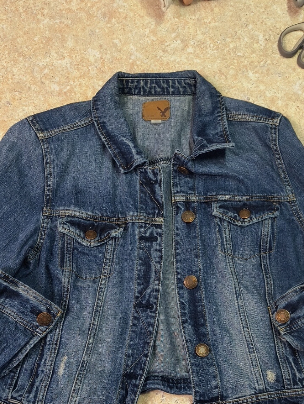 American Eagle Outfitters Distressed Blue Denim Jacket Sz L GUC.